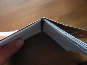 Félbehajtott, meggumizott noteszközép